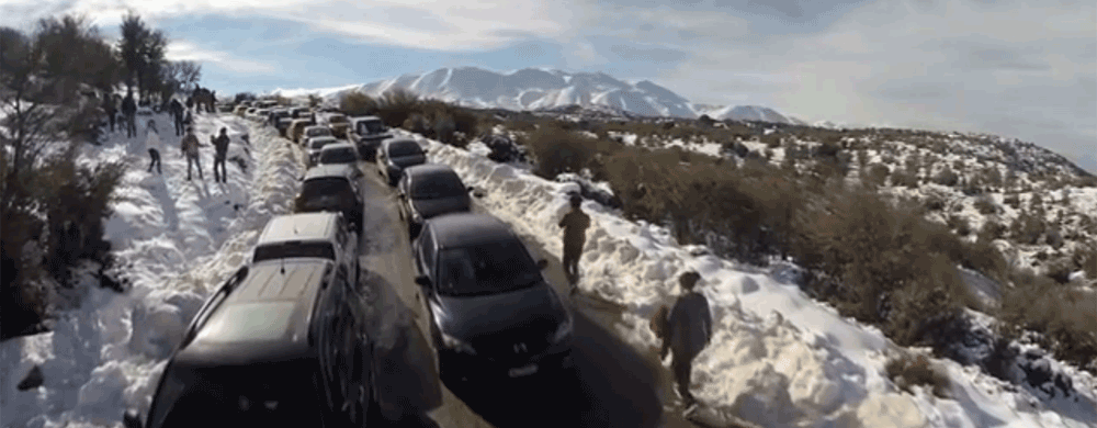Verkeerschaos door sneeuw op Kreta gefilmd door drone