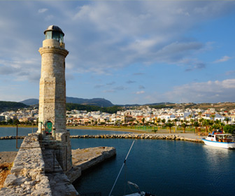 Rethymnon vuurtoren in de baai in de haven