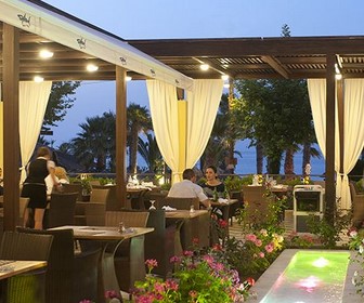 Hotel Star Beach Village terras waar u heerlijk kunt dineren